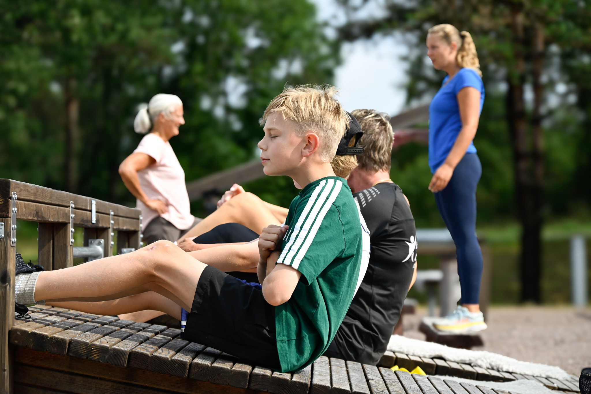 Familj tränar på utegymmet