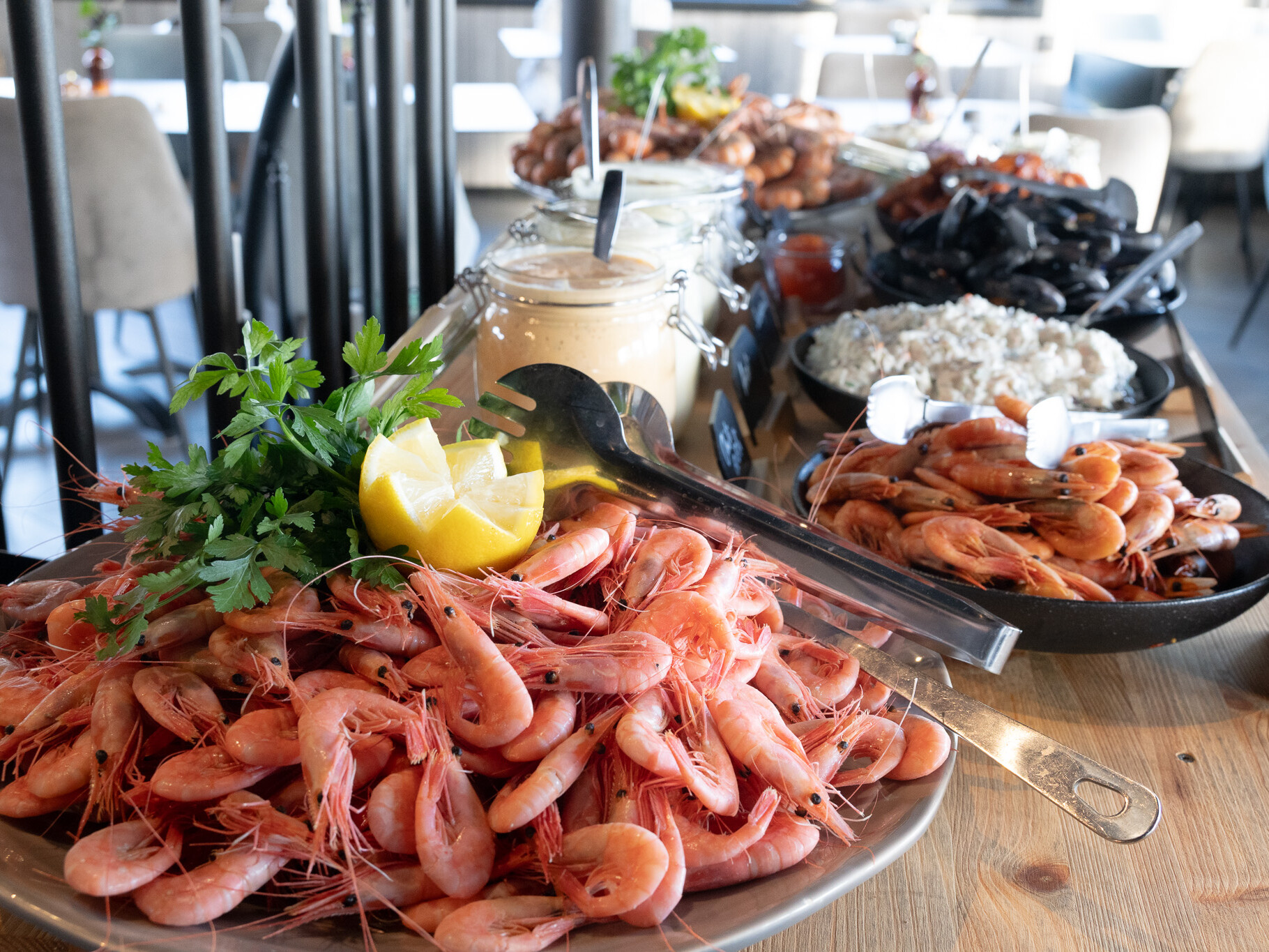 Bord uppdukat med räkor